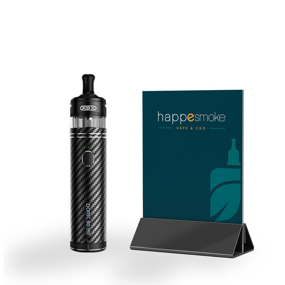 Kit Doric 60 PRO 60W - Voopoo. Kit Doric 60 PRO avec finition carbone noire à côté d'un présentoir HappeSmoke