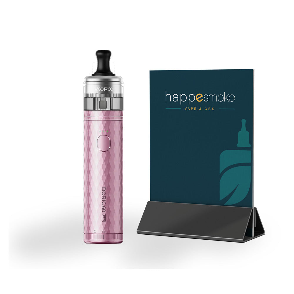 Kit Doric 60 PRO 60W - Voopoo. Kit Doric 60 PRO rose avec texture géométrique et un support de présentation bleu foncé